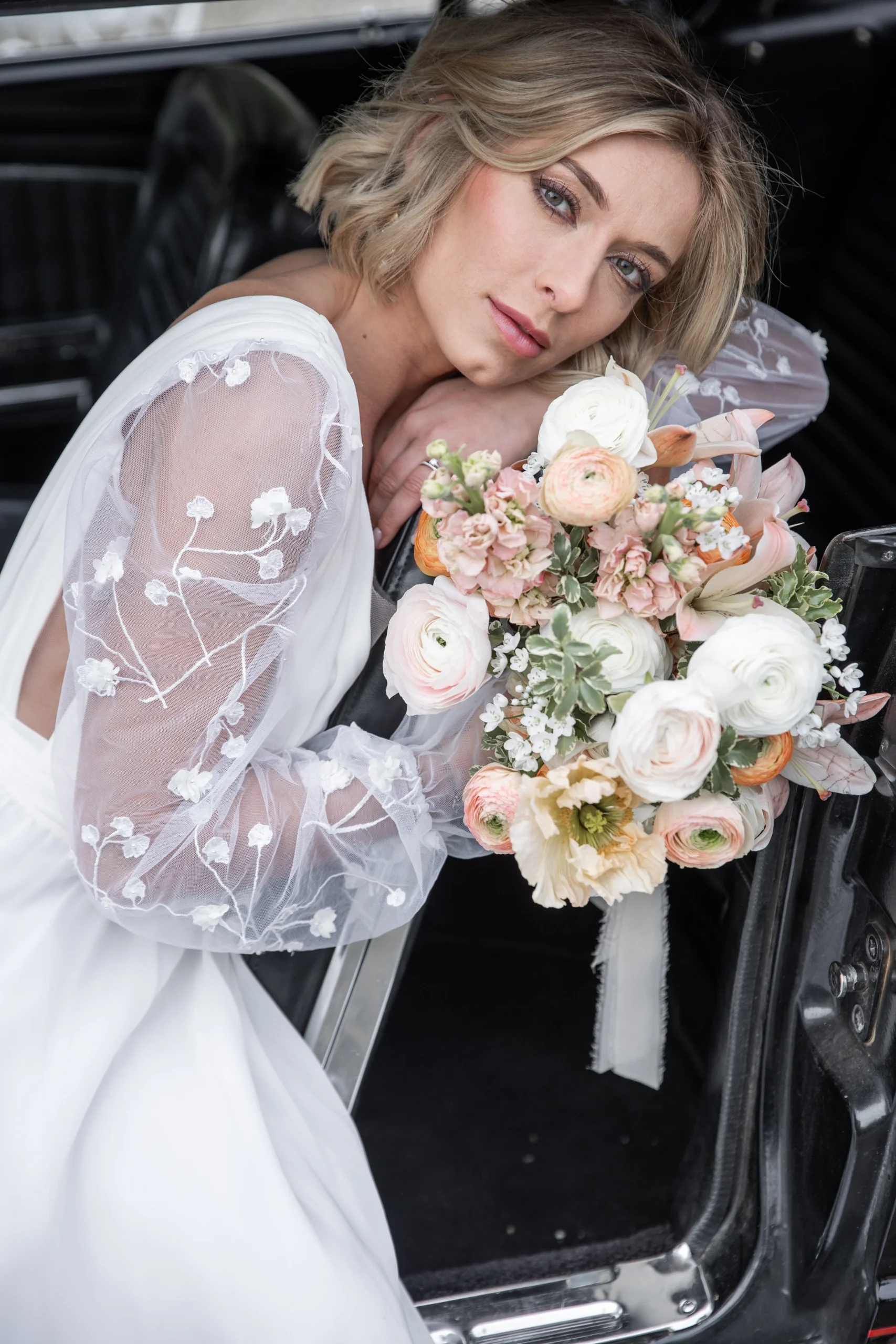 bouquet rose, orange et blanc de la mariee